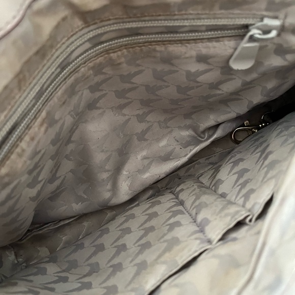 Lo & Sons Pearl crossbody in light grey *SMALL TEAR IN BAG* - Picture 9 of 10